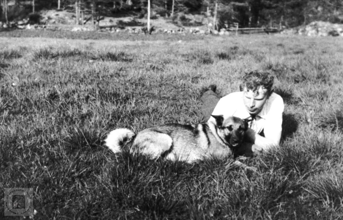 Tobias Eikså med hunden