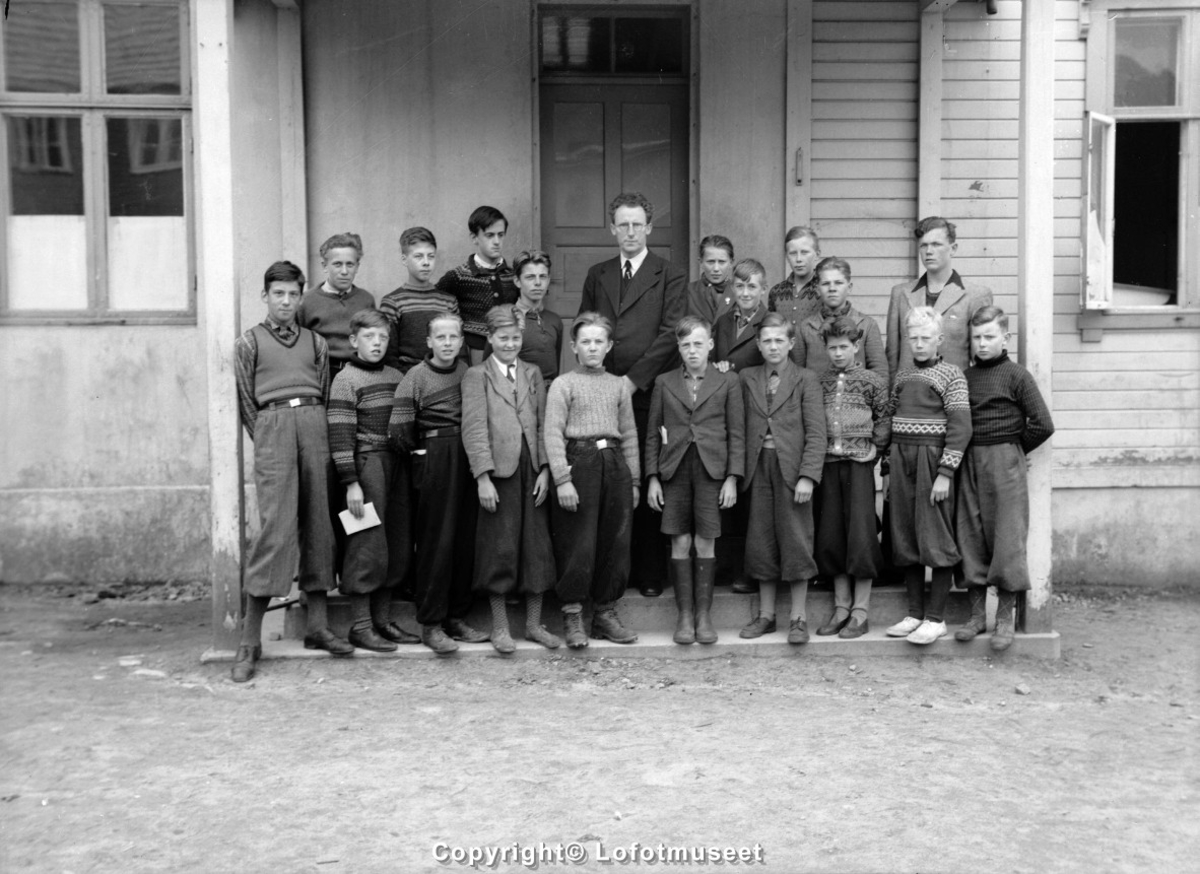 Klassebilde, gutter i 7.klasse på middelskolen, 1942.