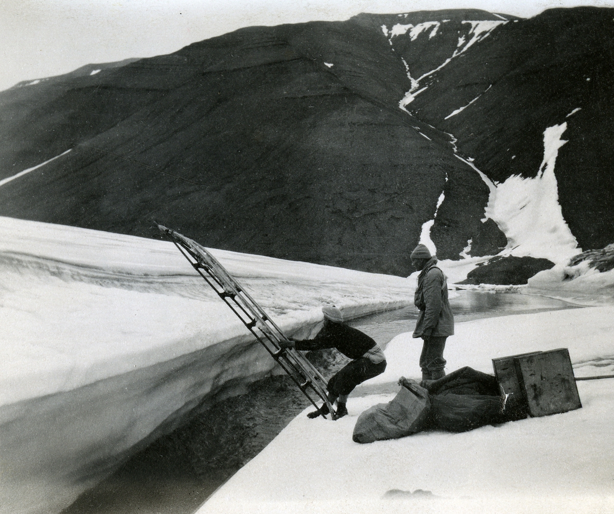 Antatt foto fra ekspedisjon i 1931 hvor Martin Mehren og Arne Høgaard gikk på ski over Grønland etter Nansens rute fra 1888.