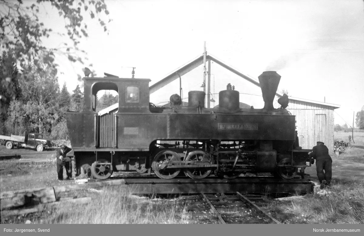 Damplokomotiv nr. 5 "Bjørkelangen" på svingskiven på Skulerud stasjon