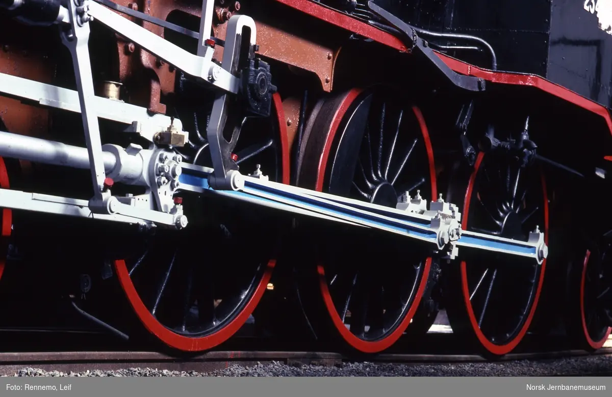 Hjul og styring på damplokomotiv nr. 234 av type 27a utstilt på Norsk Jernbanemuseum