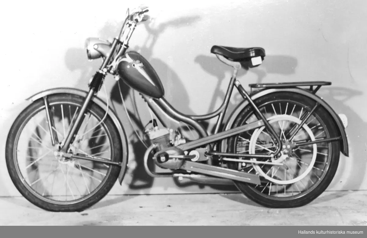 Monark Monarped. 1954
Pilotmotor på 50 cc. Remdriven. Blå med gulvita ränder.
Ramnr: 153847.
Däck Fram/Bak: Värnamo Moped 24x2.