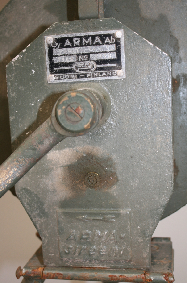 Manuell sirene som drives av en håndsveiv. Laget i jern/metall. Utstyrt med produksjonsskilt som viser produsent og produktnummer.