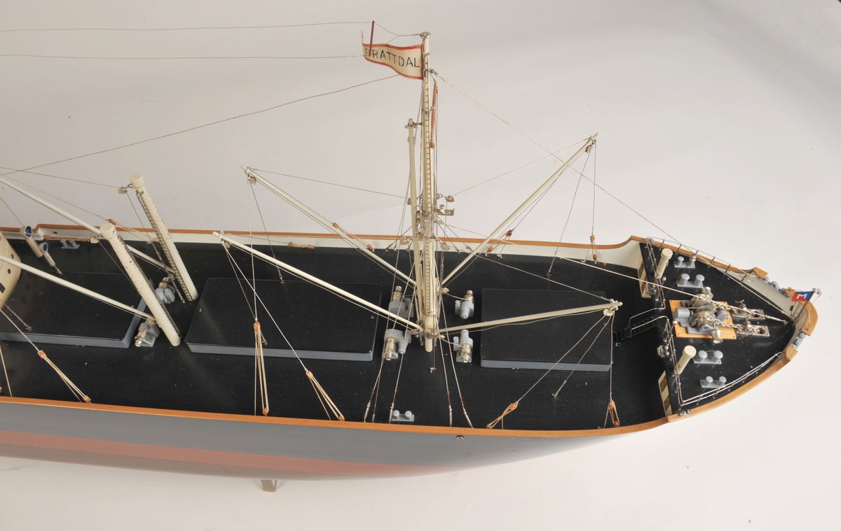 Skala  1:100, blåsort skrog, rødbrunt undervannsskrog, midtskipsbru