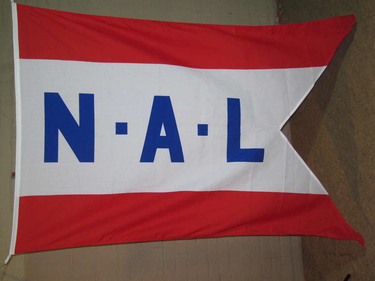 Rederiflagg NAL, splittflaff,nytt, med to tunger. Hvitt flagg, røde striper i flaggets ytterkant, blå bokstaver NAL.
