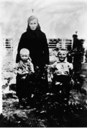 Gruppebilde, dame, unger.