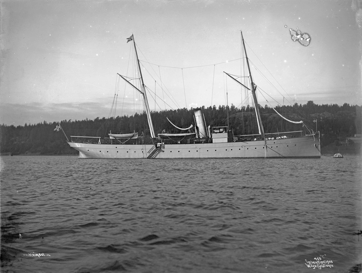 Heimdal (b. 1892, Akers Mekaniske Verksted, Christiania), på havnen, bredside