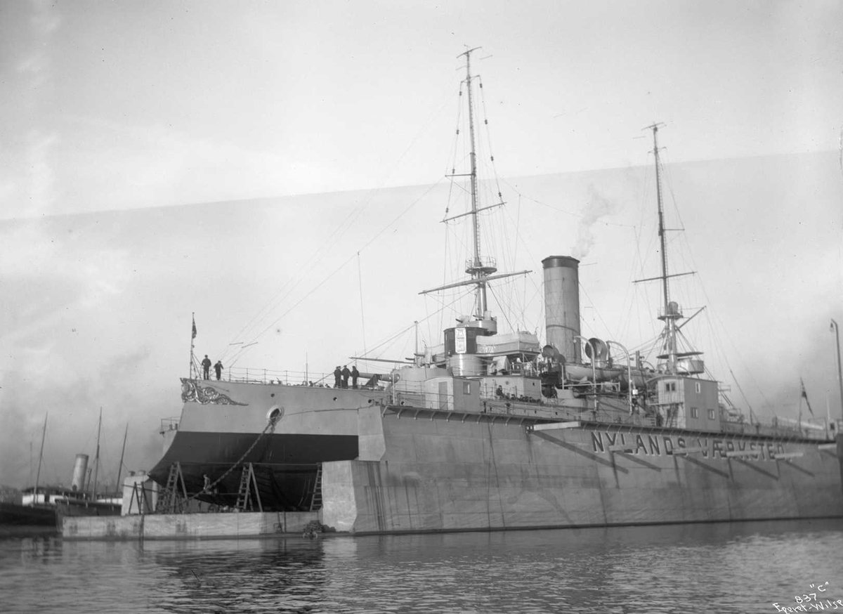 Tordenskjold (b. 1897, Armstrong, Newcastle), (KNM), panserskip, i Nylands flytedokk