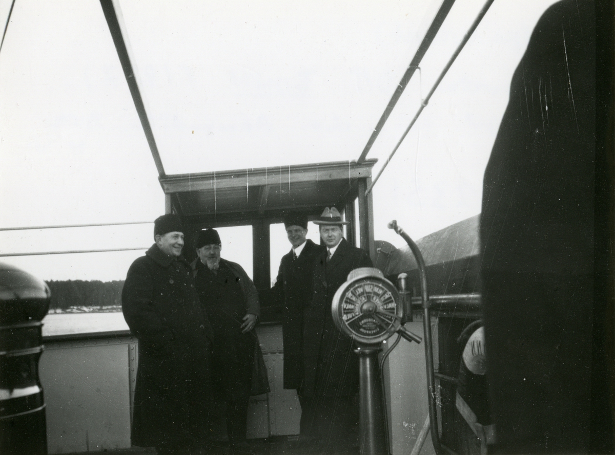 4 mann på styreplassen ombord i D/S Bonn (b.1928, A/S Akers mek. Verksted, Oslo)