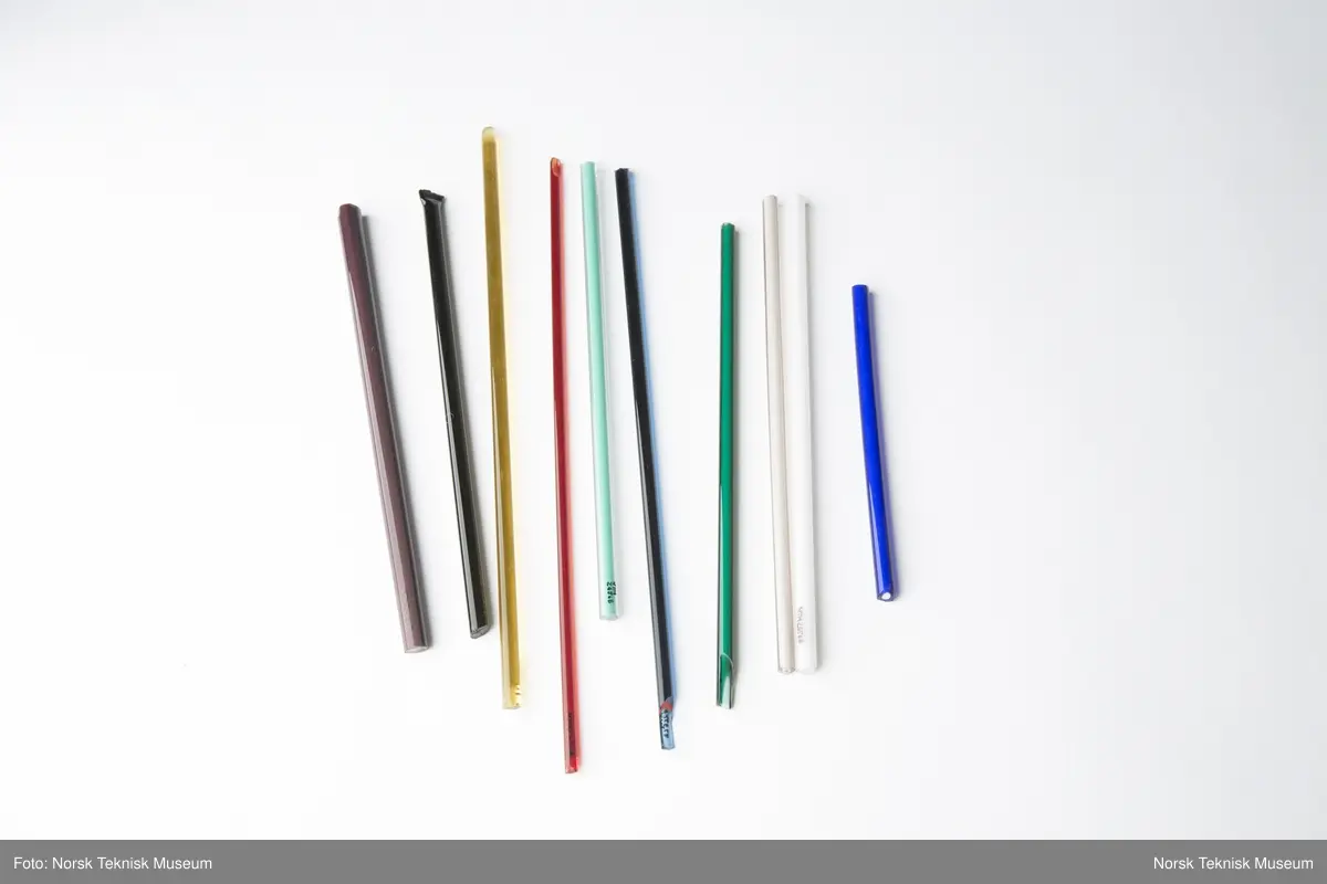 9 glasstenger i forskjellige farger og mønstre