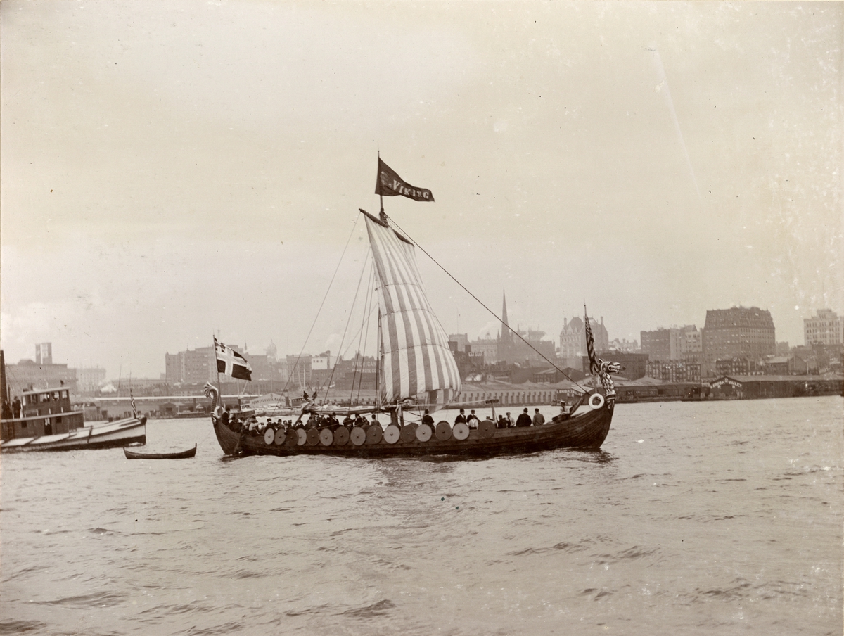 På seiltur med "Viking" (b.1893, A/S Framnæs mekaniske verksted, Sandefjord). - I New York på vei til verdensutstillingen i Chicago 1893.