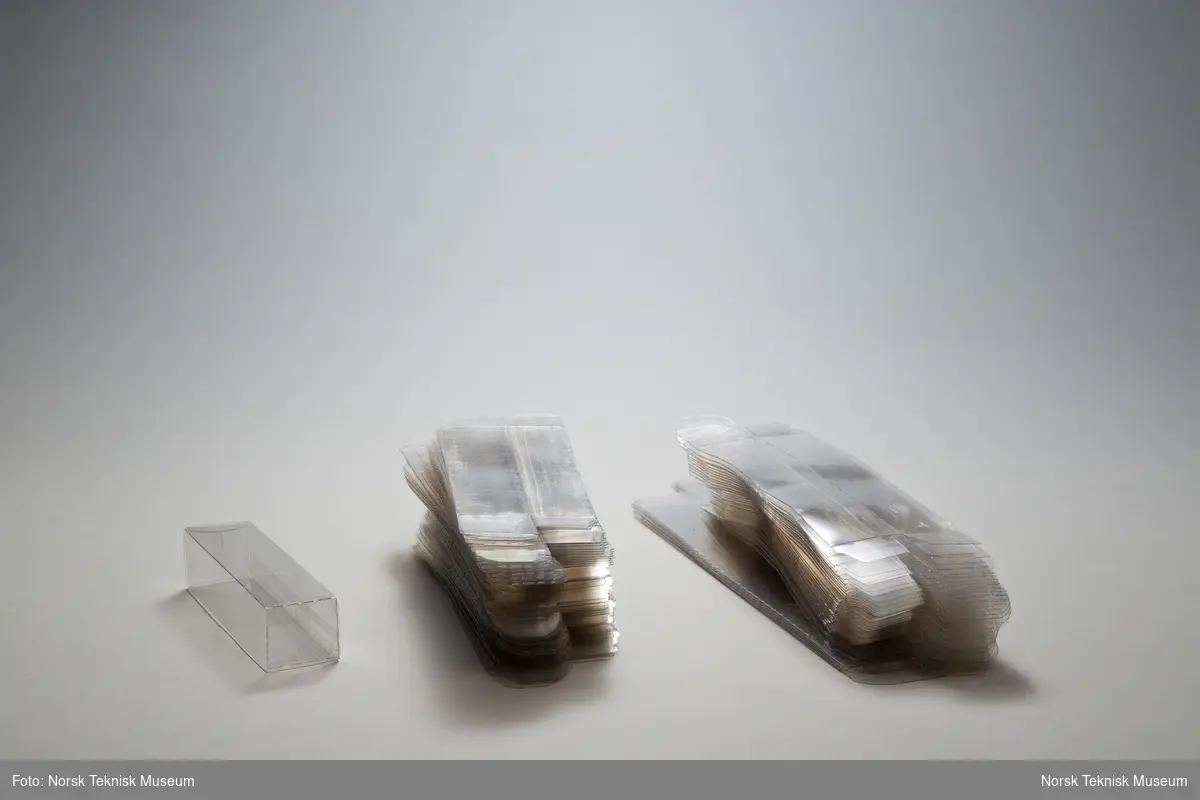 Emballasje til salvetuber i grå gjennomsiktig plast. Tre forskjellige størrelser, flatpakket, umerket.