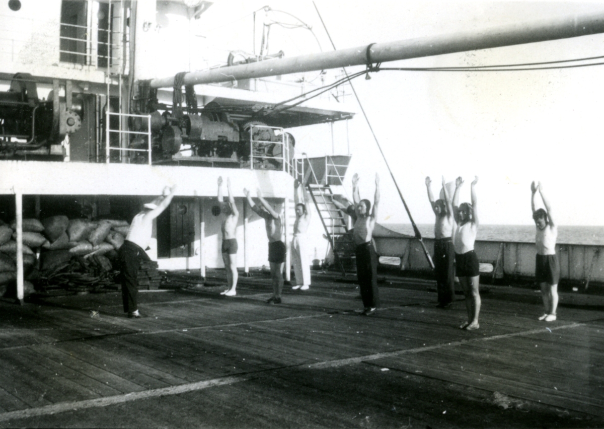 Bokserne trener - og driver litt mosjon i varmen. - Ombord i Fl/K ' Vestfold' (b. 1931, Furness Shipbuilding Co. Ltd, Haverton Hill).