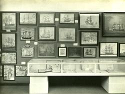 Fra den historiske sjøfartsavdelingen. - Jubileumsutstilling