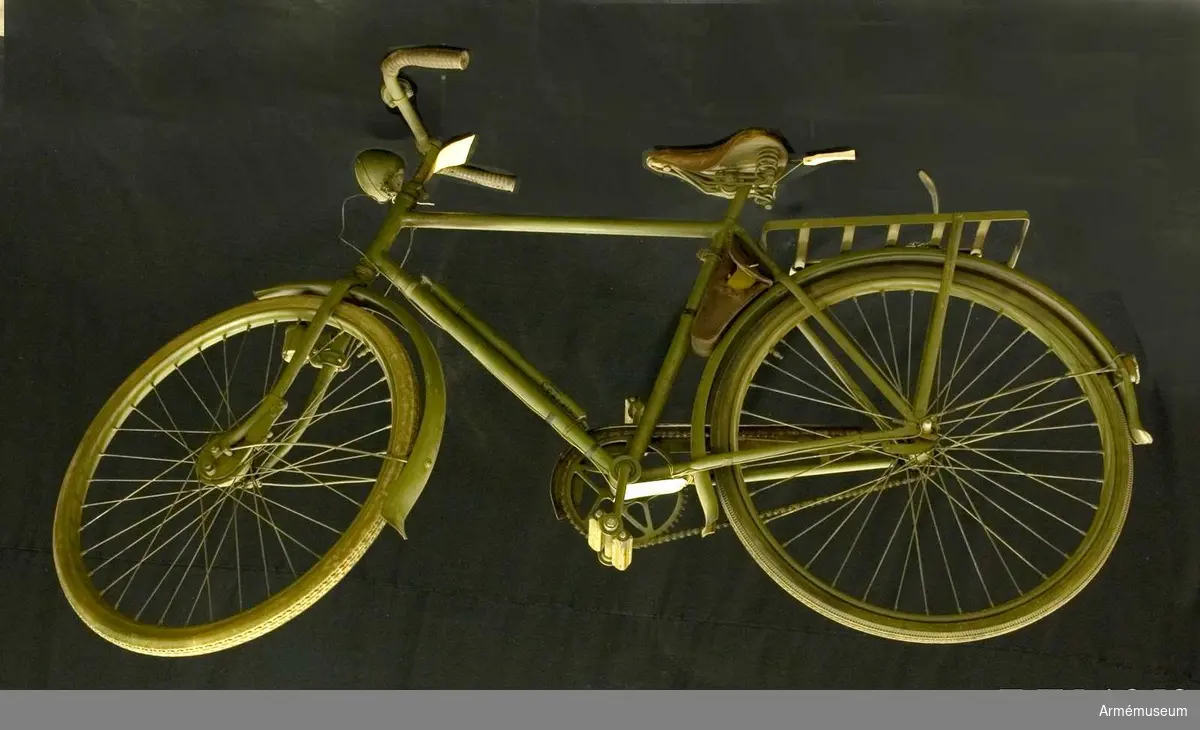 Samhörande: cykellyse, verktygsväska m reparationsmateriel, cykelpump. Lackerad med grå färg.