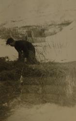 Mann arbeider med høyballer