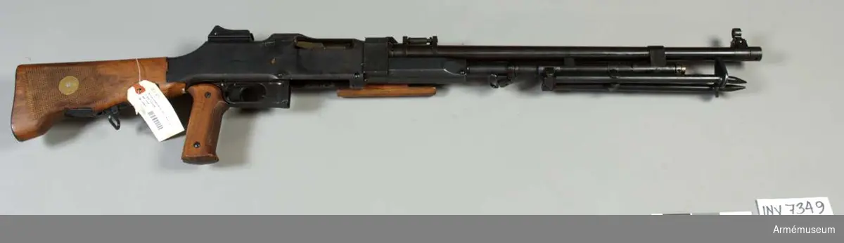 Kulsprutegevär m/1937, system Colt - Browning, försök med kaliber 7.62 mm.

Tillverkningsnr 23811. Märkt med en krona S.S. CÖ 7,62.Kulsprutegevär m/1937 är konstruerat enligt principen "gasuttag på pipan". Vapnet kan användas för hel- och halvautomatisk (patronvis) eld. Det matas med ammunition från magasin med 20-skott. Pipan har 7.62 mm kaliber. Vapnet är försett med benstöd och har ramsikte med diopter och pelarkorn med skyddsring. Eldhastighet vid helautomatisk eld 8 skott/sek. Eldhastighet vid patronvis eld 1-2 skott/ sek. Utgångshastighet 760 m/sek. På kolvens högra sida finns en märkbricka. Brickan anger vapnets kaliber, gravrostklass samt om vapnet är skottställt med överslag.