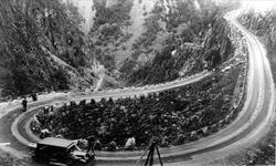 På biltur med Buick A 5894 eid av Johan Larsen på svingete v