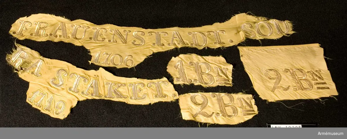 Duk av fansiden, gult, kantat med sidenband, gula. Segernamn i guld: FRAUENSTADT 1706, SÖDRA STÄKET 1719, 2 B:n.