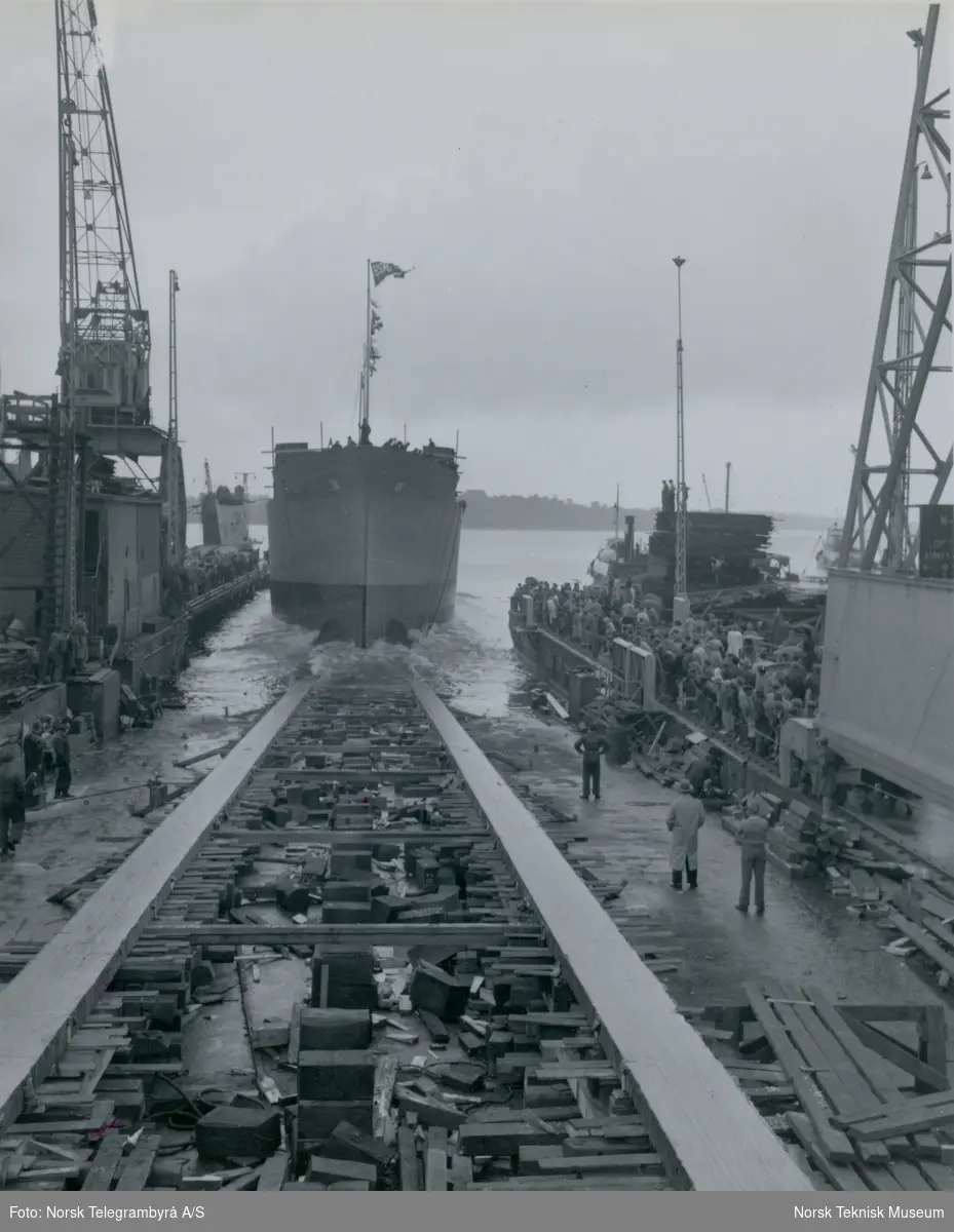 Stabelavløpning av lasteskipet M/S Bismillah, B/N 491 på Akers Mek. Verksted 22. juni 1950. Skipet ble levert til Fred. Olsen & Co i 1950.