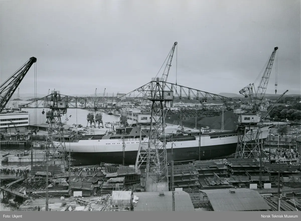 Stabelavløpning av lasteskipet M/S Botticelli, B/N 518 på Akers Mek. Verksted 30. mai 1959. Skipet ble levert i 1959 til Fred. Olsen & Co.