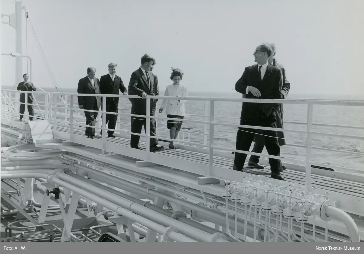 Gjester på dekk under prøvetur med tankeren M/S Troms, B/N 523 (Stord Verfts B/N 44) i Oslofjorden 30. mai 1961. Skipet ble levert av Akers Mek. Verksted og Stord Verft til Wilh. Wilhelmsen i 1961.