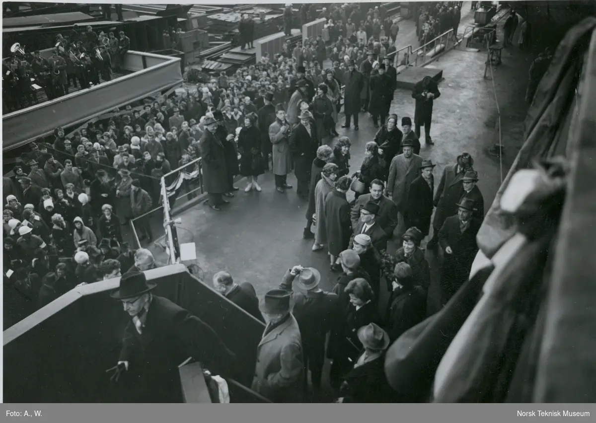 Tilskuere på vei opp på tribunen for dåp og stabelavløpning av tørrlasteskipet M/S Templar, B/N 524 på Akers Mek. Verksted 20. januar 1962. Skipet ble levert i 1962 til Wilh. Wilhelmsen.