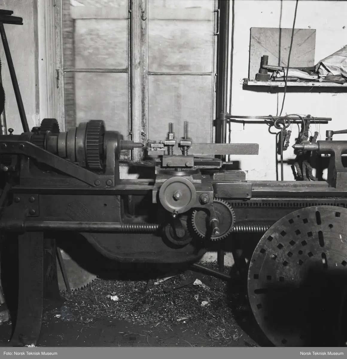 Dreiebenk fra 1875, H. Kirkemos mek. Verksted, Storgt. 41, Oslo, fotografert 1953.