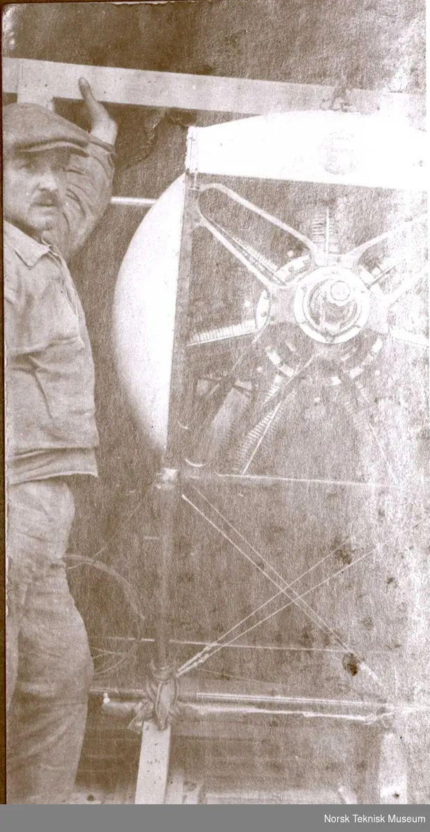 Mekanikeren Pierce ved Tryggve Gran's motor 1914