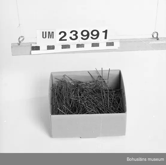 Ej ursprunglig låda från damfriseringen.
Föremål från Brorssons Damfrisering i Kungshamn, se UM023941.