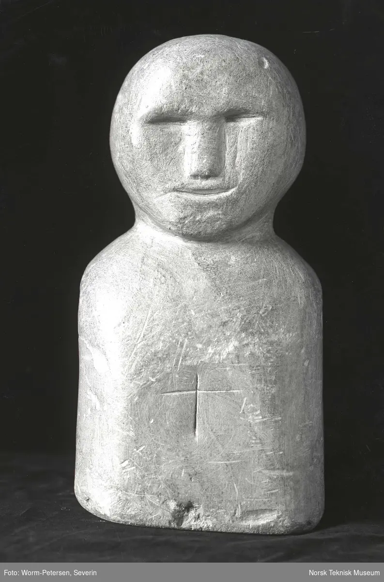Samisk gudsfigur av sten, forside