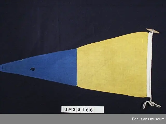 Vertikalt delad i två fält, ett yttre blått och ett inre gult. 
Betyder: "5". 
Hål. 
Användning se UM026139

Personuppgifter se UM026024