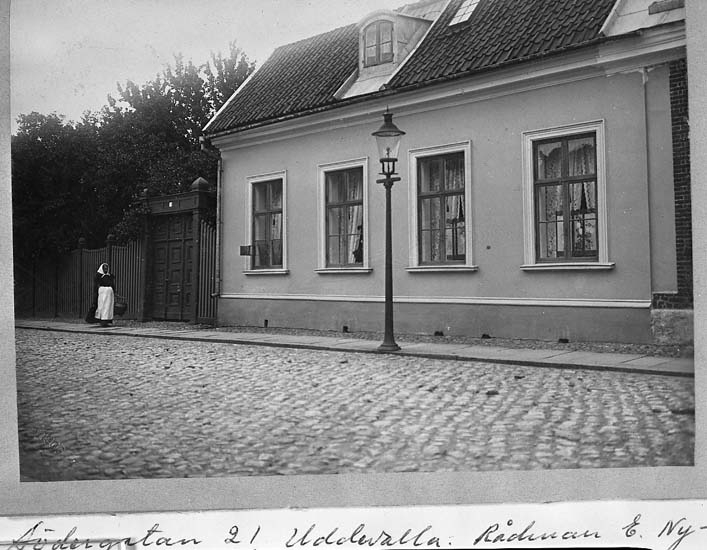 Text på kortet: "Södergatan 21 Uddevalla. Rådman E. Nyborgs fastighet 1905".