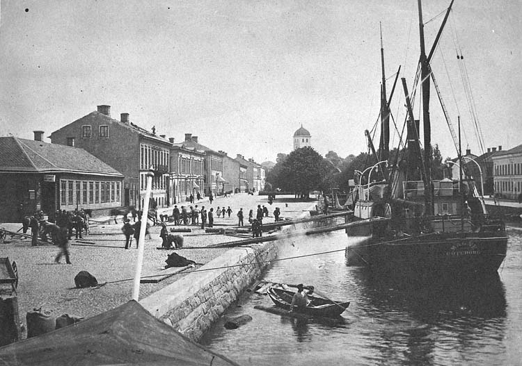 Lossning av aspstockar till tändsticksfabriken. SS Magne Göteborg i Bäveån ca 1890.
