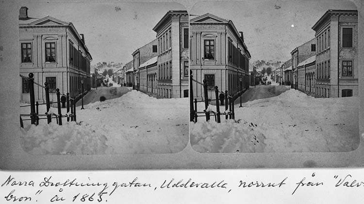 Text på kortet: "Norra Drottninggatan, Uddevalla, norrut från "Valvbron", år 1865".