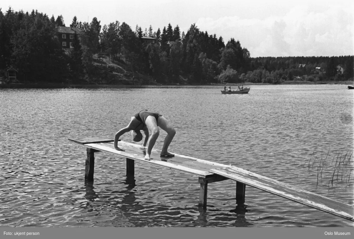 innsjø, badeplass, badeliv, badebrygge, kvinne, akrobatisk øvelse
