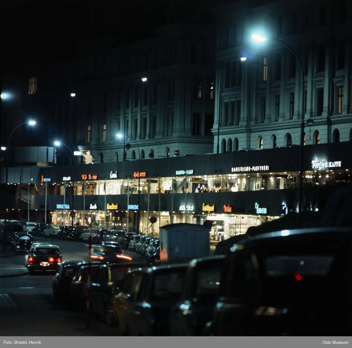 Victoria terrasse, Vikaterrassen, forretningsgård, biler, neonlys, nattstemning