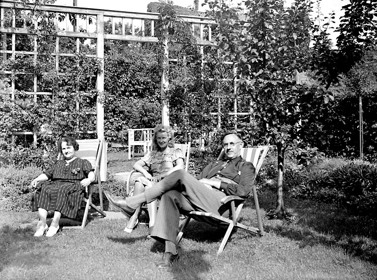 1900-talets fällstol. Paus på Helgonabacken, Uddevalla, sommaren 1945.