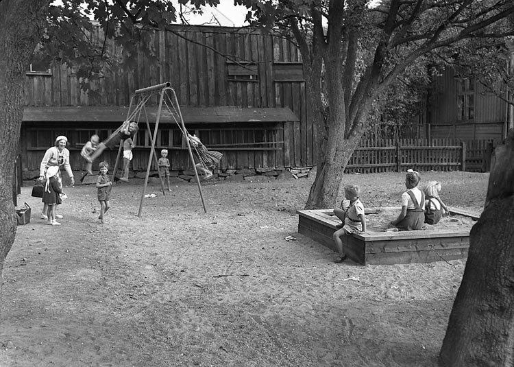 Lekplats vid Göteborgsvägen, Uddevalla, i juli 1947