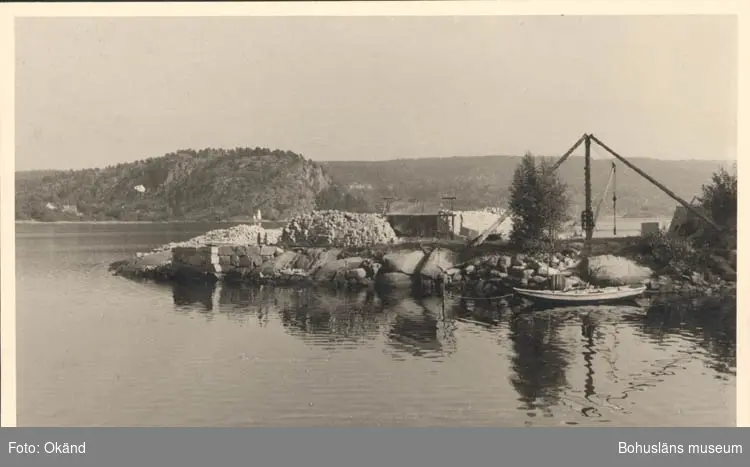 Noterat på kortet: "Boråsgården. Näsinge Sn. Vette 22 Sept. 1955."
"Utsikt ö. mot Norge."