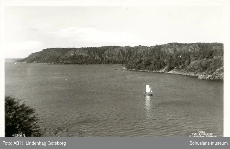 Tryckt text på kortet: "Henån."
Noterat på kortet: "Henån Röra Sn. Tengeby Orust."
"Utsikt - nno. över Kalvöfjorden."