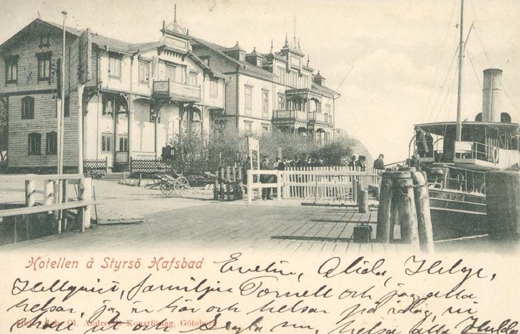 Tryckt text på kortet: "Hotellen å Styrsö Hafsbad." 
"Import Joh. Ol. Andrees Konstförlag, Göteborg."
