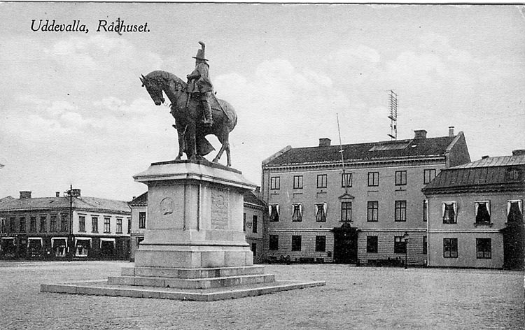 Tryckt text på vykortets framsida: "Uddevalla Rådhuset".
