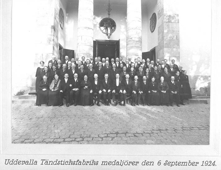Text till kortet: "Tändsticksfabriken firar 50 års jubileum.
Uddevalla Tändsticksfabriks medaljörer den 6 september 1924 på trappan till Uddevalla kyrka."