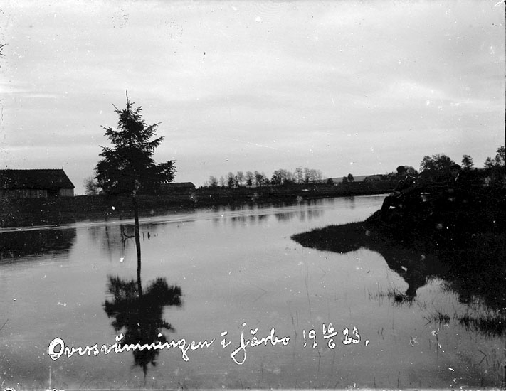 "Översvämning i Järbo. 16/6 1923" enligt text på fotografiet