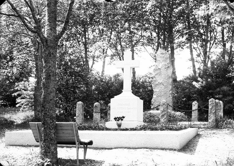 Enligt fotografens noteringar: "Kamrer Nilsons grafvård Kyrkoherden Cajanders 
Foss kyrkogård 1926."