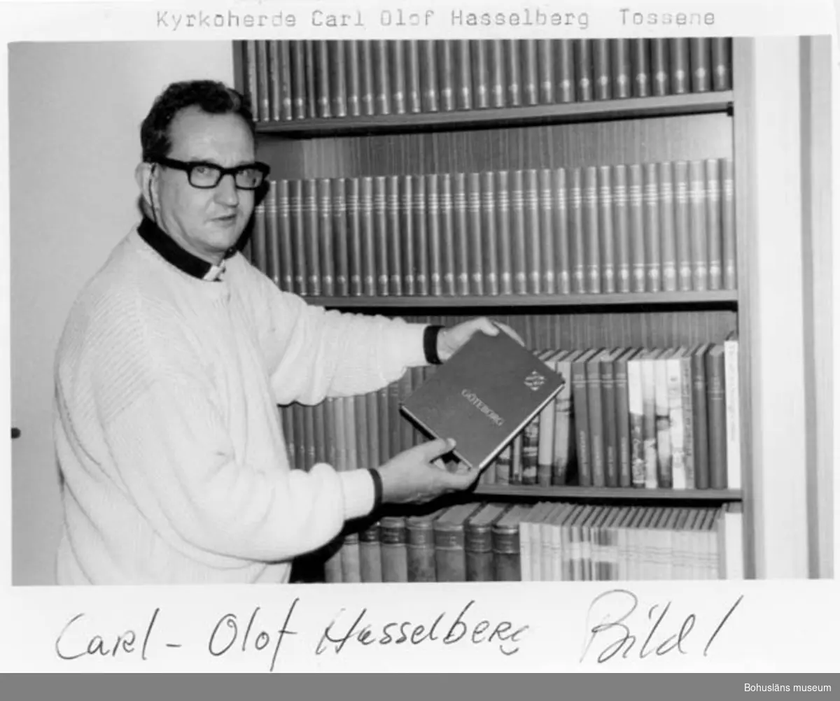 Enligt text på fotot: "Kyrkoherde Carl-Olof Hasselberg slutade i Tossene 1994".