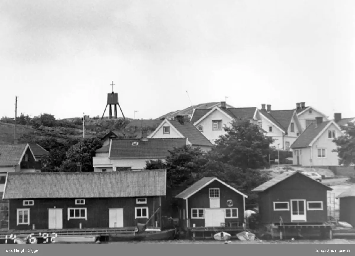 Enligt text på fotot: "Hovenäset 1990 Enda samhället vid kusten med en klockstapel på berget".