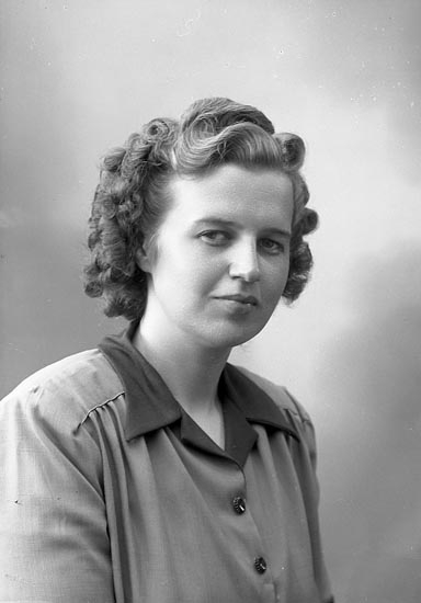 Enligt fotografens journal nr 7 1944-1950: "Simonsson, Fru Svea Stenungsund".