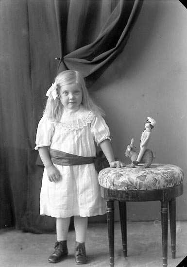 Enligt fotografens journal nr 3 1916-1917: "Sandström, Greta Måröd Här".